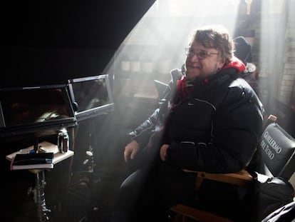 El cineasta mexicano Guillermo del Toro, en una imagen de promoción, durante el rodaje de 'La cumbre escarlata'.