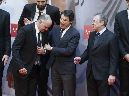 Pablo Laso, técnico del Madrid, con Ignacio González, presidente de la Comunidad, y Florentino Pérez, del club blanco.