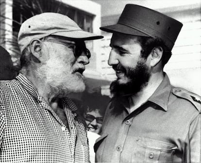 El escritor y periodista Ernest Hemingway, que vivía dentro y fuera de Cuba, se fotografía con Fidel Castro en La Habana, el 15 de mayo de 1960.