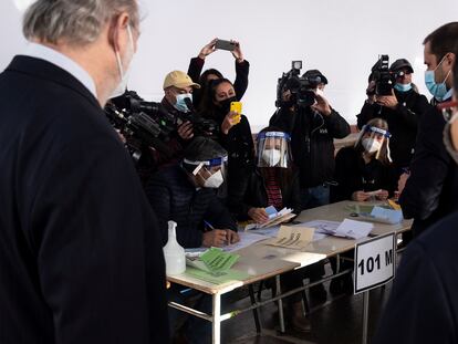 Varios trabajadores del Servicio Electoral de Chile (Servel) participan en una demostración del sistema de votación en uno de los centros que estarán habilitados durante los días 15 y 16 de mayo.