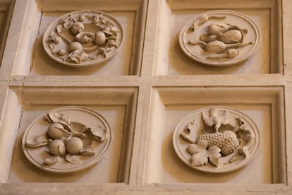 Arriba, desde la izquierda, el plato de limones con una serpiente y plato con berenjenas. Abajo, naranjas y pajarillo picoteando un racimo de uvas, en el arco de la sacristía de la catedral de Sevilla.