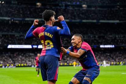 Lamine Yamal (i) celebra un gol con Raphinha (d) durante el partido de fútbol de La Liga ante el Real Madrid en el estadio Santiago Bernabéu este sábado.