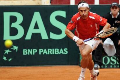 David Ferrer trata de llegar a la pelota durante el partido de ayer contra Stan Wawrinka.