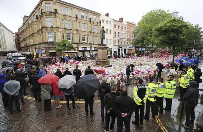 Asistentes al minuto de silencio en St Ann´s Square en Mánchester.