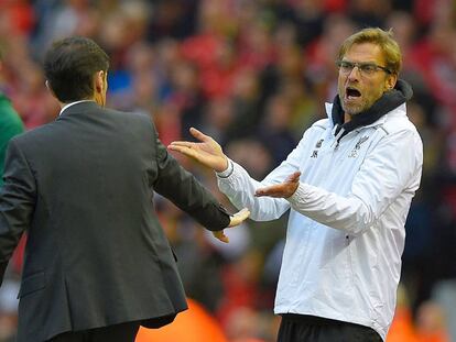 Klopp y Marcelino discuten durante el partido.