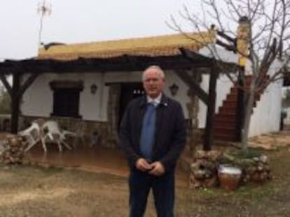Paco Casero, en la casa donde inició la nueva huelga de hambre, en Venta del Rayo de Loja.