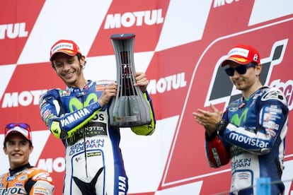 Rossi celebra la victoria ante Márquez y Lorenzo