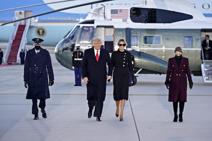 El presidente de los Estados Unidos, Donald Trump, y la primera dama, Melania Trump, durante la ceremonia de despedida en la Base de la Fuerza Aérea Andrews, Maryland, Estados Unidos, el 20 de enero.