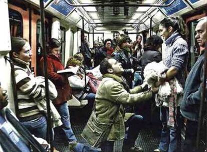 Dos actores interpretan un sainete en un vagón de Metro de Madrid para promocionar el Ayuntamiento. Los pasajeros no saben si la escena es o no real. Una campaña de la agencia MarketingVivo.