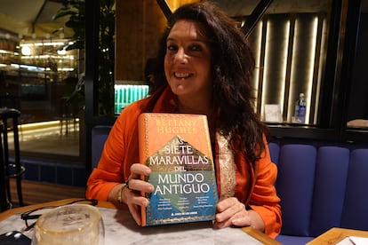 La historiadora Bettany Hughes, con su libro sobre las siete maravillas.