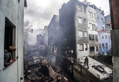 Un incendio en el casco viejo de Bermeo declarado  esta madrugada ha obligado a desalojar a varias decenas de vecinos y ha provocado el derrumbe de dos edificios.