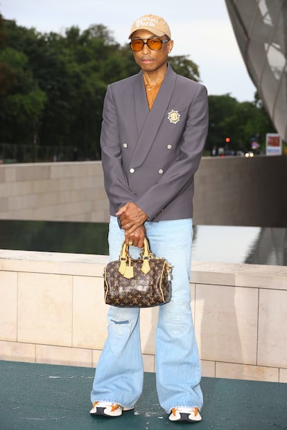 El cantautor estadounidense, Pharrell Williams, que se hizo con la enorme popularidad que goza gracias a su single ‘Happy’ (2013), vestido de Louis Vuitton.