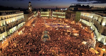 Vista panor&aacute;mica de la Puerta del Sol el 20 de mayo de 2011. Cientos de personas asistieron a la concentraci&oacute;n dentro del Movimiento 15-M, Democracia Real Ya, en protesta por la situaci&oacute;n pol&iacute;tica y econ&oacute;mica de Espa&ntilde;a. 