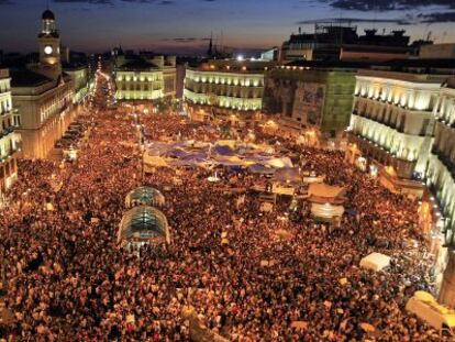 Vista panor&aacute;mica de la Puerta del Sol el 20 de mayo de 2011. Cientos de personas asistieron a la concentraci&oacute;n dentro del Movimiento 15-M, Democracia Real Ya, en protesta por la situaci&oacute;n pol&iacute;tica y econ&oacute;mica de Espa&ntilde;a. 
