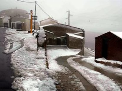Paisaje rural nevado. PLANO GENERAL - PAISAJE