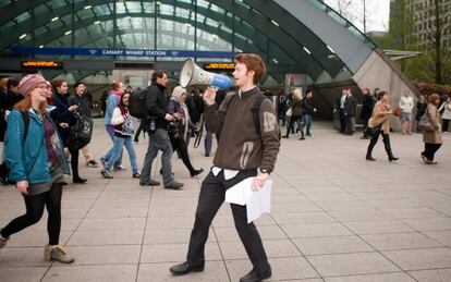 Liam Taylor ante la estación de Canary Wharf, en Londres, durante uno de los 'tours de la crisis' organizados por Occupy London.