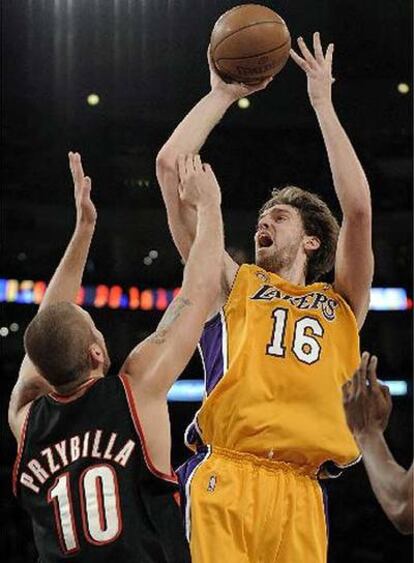 Pau Gasol ante Joel Przybilla, de los Trail Blazers