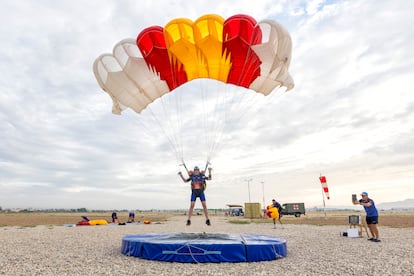 En los saltos de precisión, el paracaidista tiene que pisar el centro del foso lo más certero posible. La cabo Hurtado ganó el último torneo internacional celebrado en julio en San Javier (Murcia).