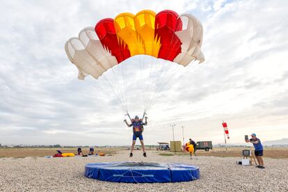 En los saltos de precisión, el paracaidista tiene que pisar el centro del foso lo más certero posible. La cabo Hurtado ganó el último torneo internacional celebrado en julio en San Javier (Murcia).