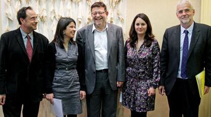 Ximo Puig, en el centro, con Vicent Soler, Carmelina Pla, Zulima P&eacute;rez y Francesc Signes. 