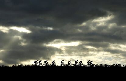 El pelotón cruza una presa mientras amanece durante la 4ª etapa de 111 kilómetros de la prueba sudafricana de bicicletas todoterreno (BTT) ABSA Cape Epic, en Ciudad del Cabo (Sudáfrica).