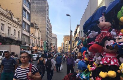 Movimento da rua 25 de março diminuiu com a crise econômica.