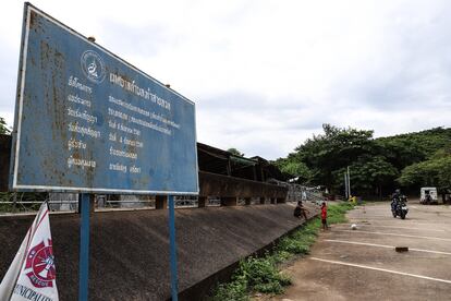 Unos niños juegan cerca de un campamento improvisado para inmigrantes de Myanmar delimitado por alambre de espino cerca del Puente de la Amistad entre Tailandia y Myanmar en Mae Sot, Tailandia. Entre 17.000 y 20.000 refugiados de Myanmar han buscado seguridad en Tailandia desde la toma del poder por parte de los militares hace dos años, según fuentes del gobierno tailandés y ONG.