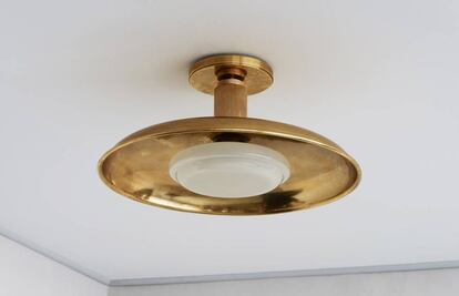 Lámpara Oscar, de Roman and Williams Guild, por 3.300 euros. Medidas: 26 cm de altura x 61 de diámetro. |