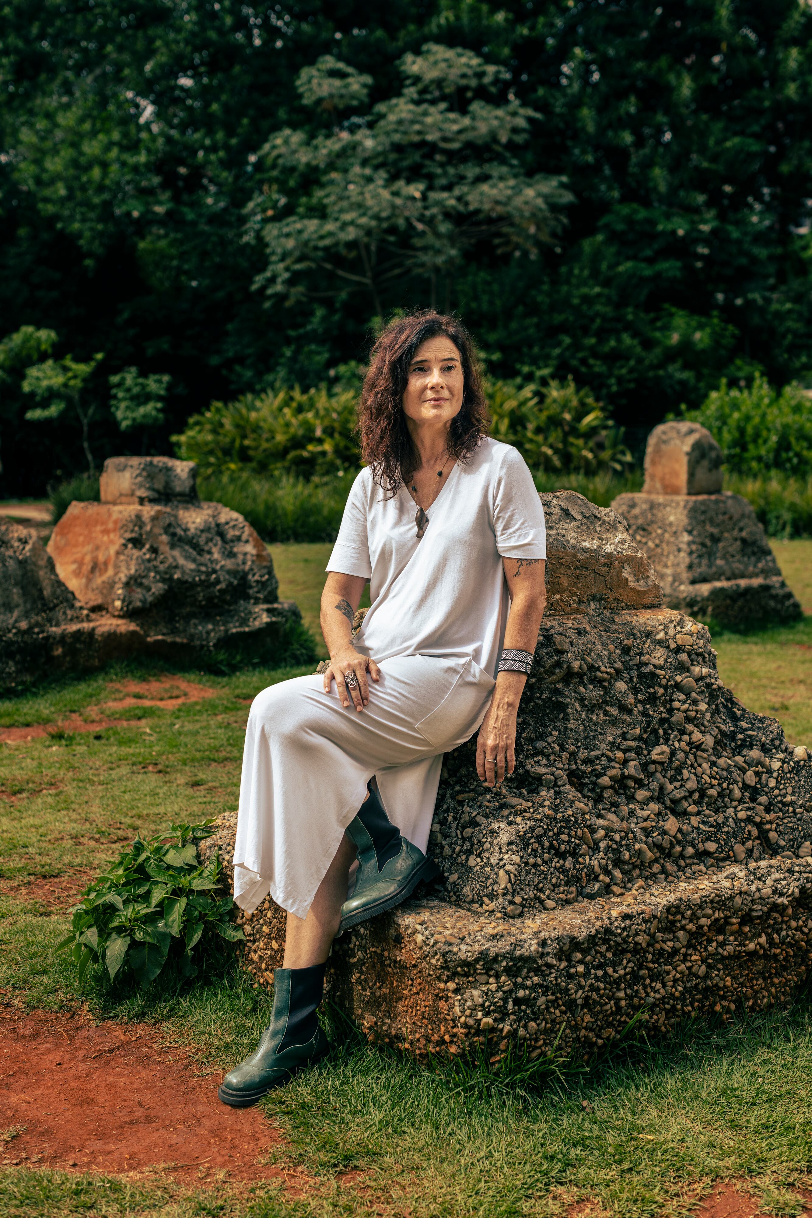 Eliane Brum posa en un parque de São Paulo. 