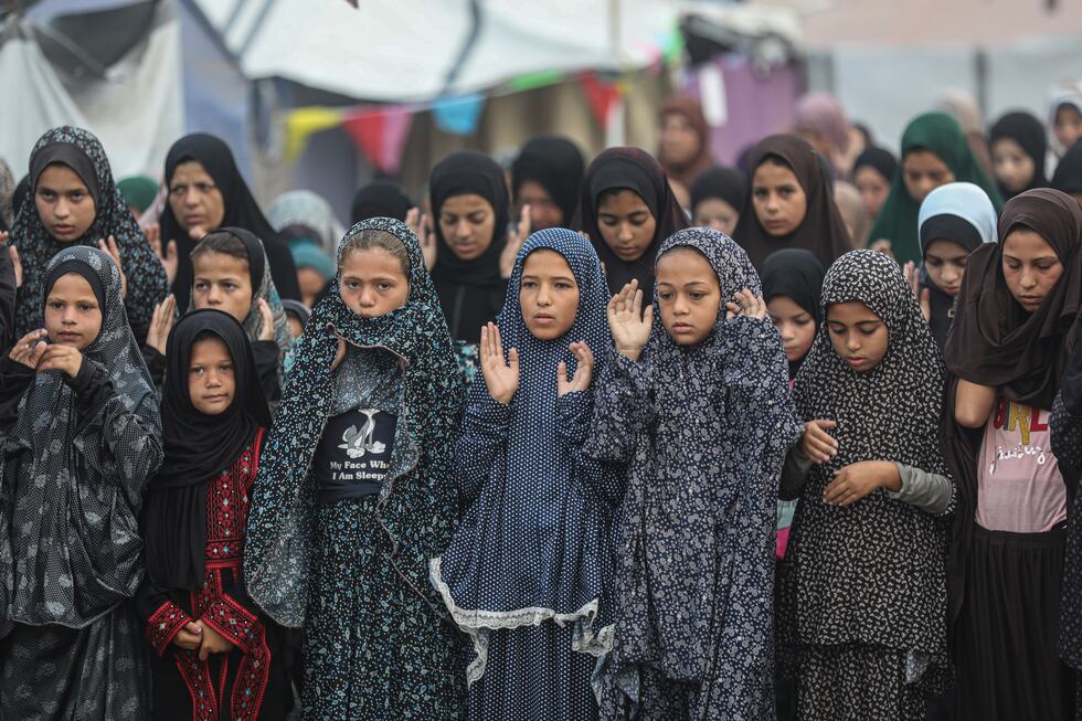 Un grupo de niñas reza para celebrar el comienzo del Aíd Al Adha, este viernes en Ciudad de Gaza.