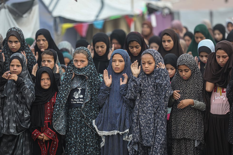 Un grupo de niñas reza para celebrar el comienzo del Aíd Al Adha, este viernes en Ciudad de Gaza.