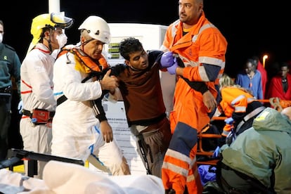 Los equipos de emergencia asisten a uno de los migrantes rescatados en Melilla, que llegaron en estado de gran debilidad a tierra.