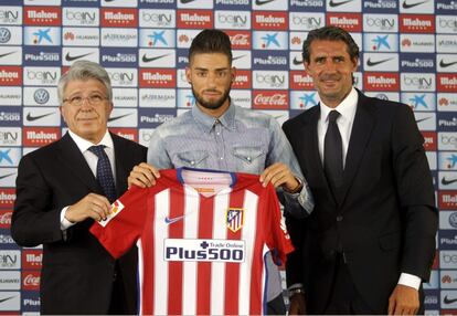 Tras la salida de Arda Turan el Atlético mueve ficha y se hace con el belga Yannick Ferreira Carrasco. El exjugador del Mónaco llega al Calderón con el aval de ser una de las promesas del fútbol belga. Firma por cinco temporadas tras desembolsar 20 millones de euros.