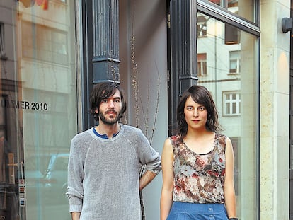 Silvia Salvador y Nando Cornejo, alias Poti Poti, ante su tienda de Berlín, donde celebraron su fiesta patrocinada por Tanqueray durante el Bread & Butter.