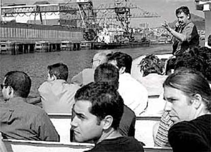 Las jóvenes promesas de la arquitectura española, ayer en su viaje por la ría.