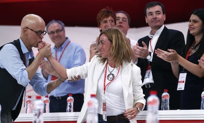 Pedro Zerolo besa la mano de Carme Chacón en el XXIX Congreso Federal Extraordinario del PSOE celebrado en el hotel Auditorium de Madrid, el 27 de julio de 2014.