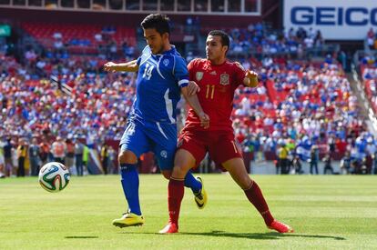Pedro pugna por un balón con Andrés Flores en el amistoso que España y El Salvador disputaron en Washington.