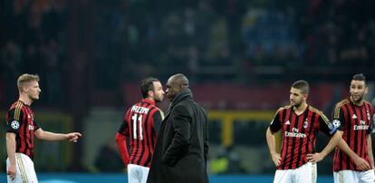 Seedorf con sus jugadores al finalizar el partido