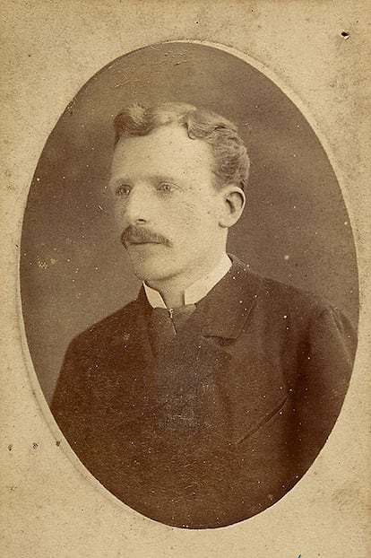 Theo van Gogh, retratado en París en 1882.