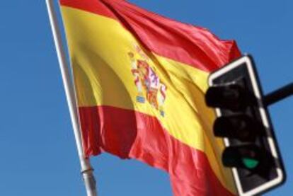 Bandera de Espa&ntilde;a en la plaza de Col&oacute;n de Madrid.
