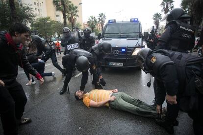 Agentes de la Policia Nacional durante la incautación de urnas en un colegio de Barcelona.