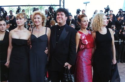 Pedro Almodovar y las protagonistas de 'Todo Sobre Mi Madre' en Cannes en 1999.