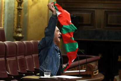 Amaiur spokesperson, Sabino Cuadra, waves a Basque flag during his appearance in Congress on Wednesday. 