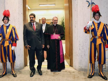 Maduro se dirige a uma reunião com Papa Francisco.
