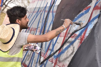 “Nací en el barrio de Congreso, vivo en Buenos Aires y pinto hace más de 12 años. Cuando era chico, mis padres me inscribieron en cursos de ilustración y cuando empecé con el arte público reconecté con esa parte de mi infancia. Este movimiento empieza a ser más aceptado aunque eso es peligroso, porque también hay un filtro entre lo que se acepta y lo que no. Es interesante que el arte público sea para todos y que llegue a este tipo de sectores que están más aislados de la Ciudad pero hay que ser cuidados de no aislar y sí de agrupar porque con el arte público se puede agrupar a mucha gente”.