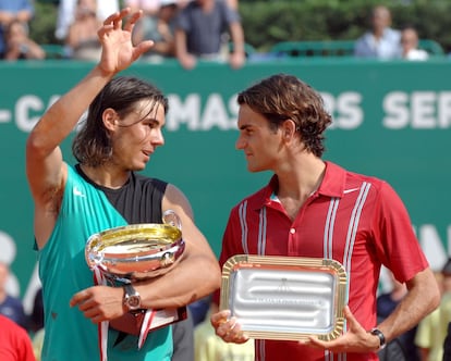 Nadal sostiene el trofeo que lo acredita como vencedor del torneo de tenis de Montecarlo mientras conversa con Federer, al que derrotó en la final por 6- 4 y 6- 4. (22/4/2007)