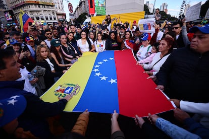 Cientos de manifestantes se agolparon alrededor del Obelisco de Buenos Aires enarbolando banderas venezolanas y portando carteles que piden "Venezuela libre", "basta de dictadura", "justicia y libertad", "nadie dijo que sería fácil" o "prohibido rendirse".