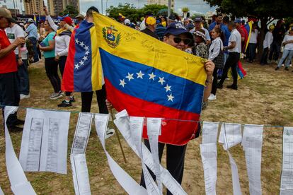 Manifestantes colocaron copias de la máquina de votación en un parque de Maracaibo, el 17 de agosto de 2024.