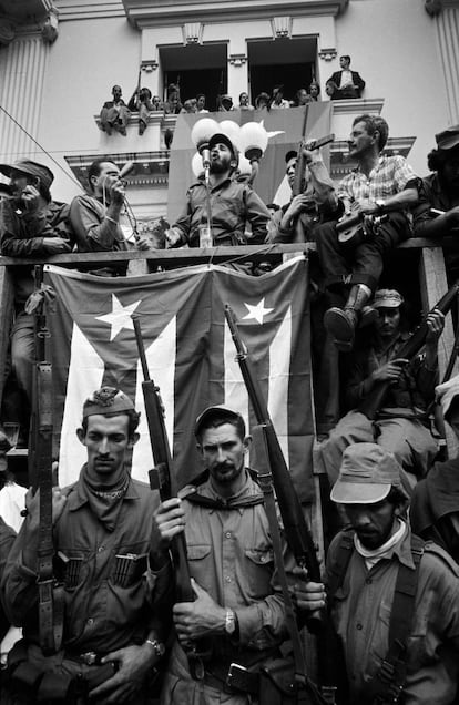 Fidel Castro ofrece un discurso a su entrada en Santa Clara, la ciudad liberada por Ernesto Che Guevara, en los primeros días del triunfo de la revolución.