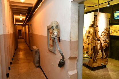 Interior del museo Bunk´Art, en la ladera del monte Dajti de Tirana.